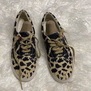 Bucket feet sneakers